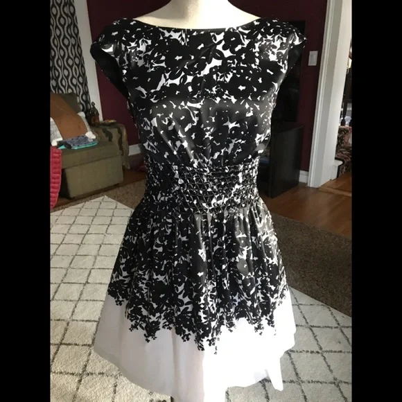 Jessica Simpson dress - Picture 1 of 3